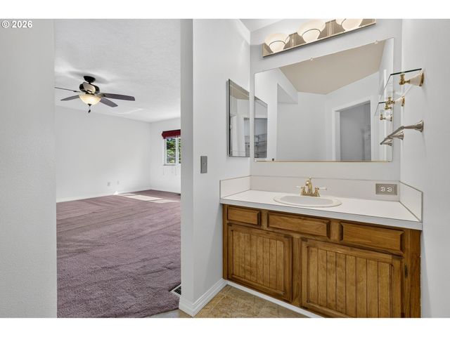 15640 Sw GREENLEAF Ct, Portland, OR 97224