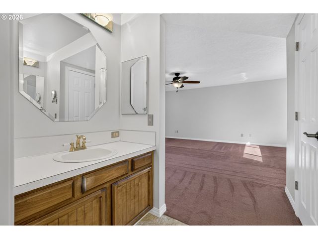 15640 Sw GREENLEAF Ct, Portland, OR 97224