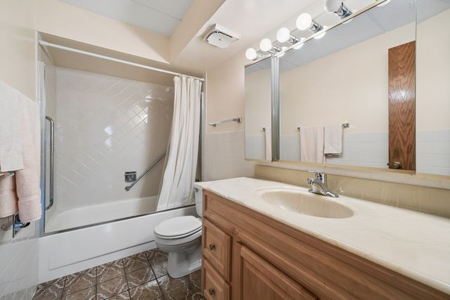 7110 W Cullom Avenue 206, Norridge, IL 60706