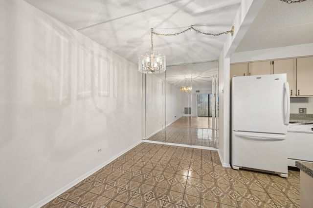 7110 W Cullom Avenue 206, Norridge, IL 60706