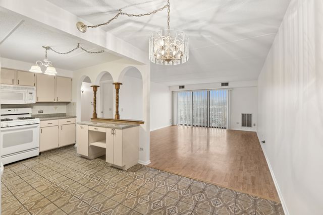 7110 W Cullom Avenue 206, Norridge, IL 60706