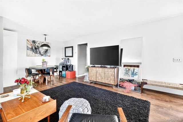 2 Wyndover Woods Lane 16, White Plains, NY 10603