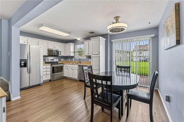 5637 NW Sunrise Meadow Circle, Lee's Summit, MO 64064