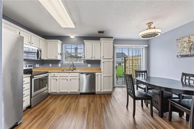 5637 NW Sunrise Meadow Circle, Lee's Summit, MO 64064