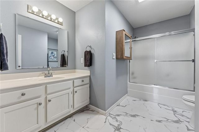 5637 NW Sunrise Meadow Circle, Lee's Summit, MO 64064