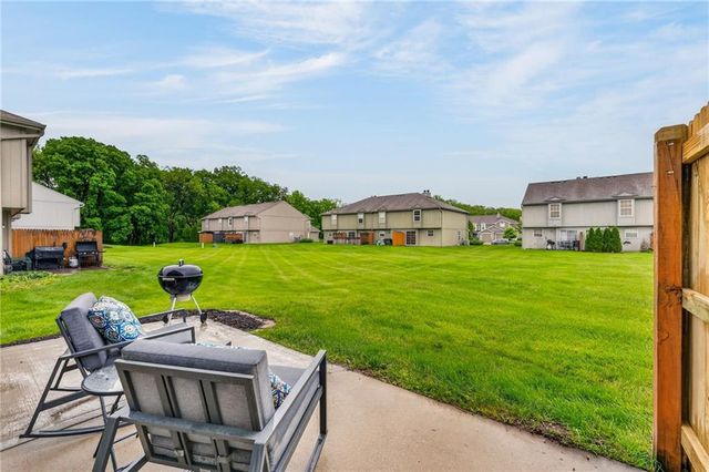 5637 NW Sunrise Meadow Circle, Lee's Summit, MO 64064