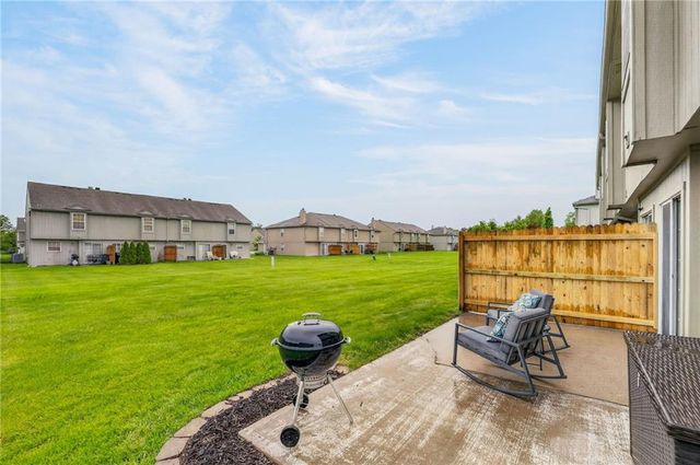 5637 NW Sunrise Meadow Circle, Lee's Summit, MO 64064