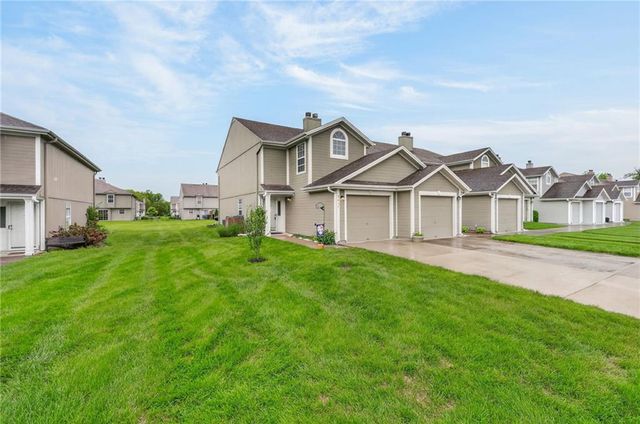 5637 NW Sunrise Meadow Circle, Lee's Summit, MO 64064