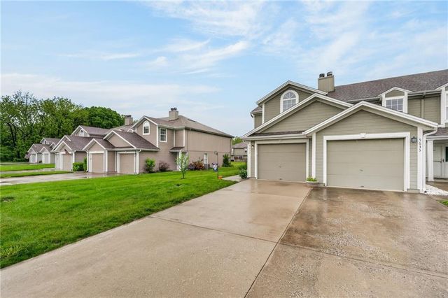 5637 NW Sunrise Meadow Circle, Lee's Summit, MO 64064