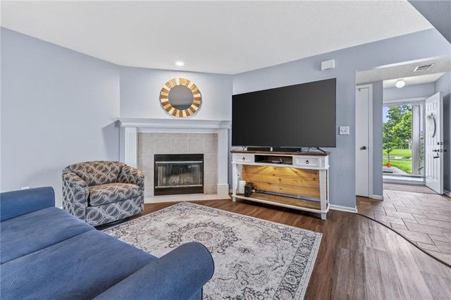 5637 NW Sunrise Meadow Circle, Lee's Summit, MO 64064