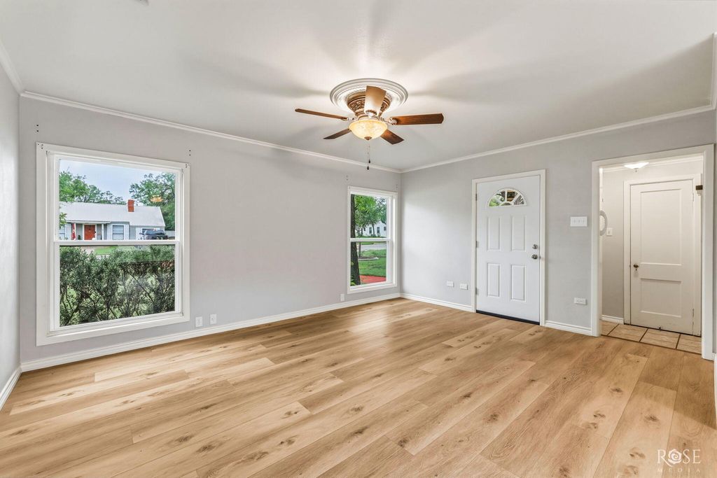 Image 10 of property listing at 2104 W Avenue J, San Angelo, TX 76901