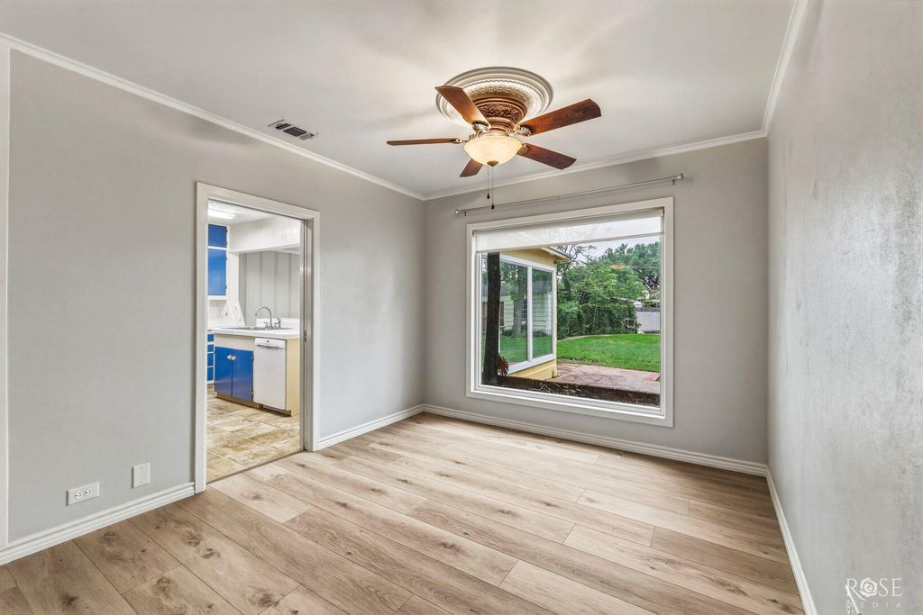 Image 11 of property listing at 2104 W Avenue J, San Angelo, TX 76901