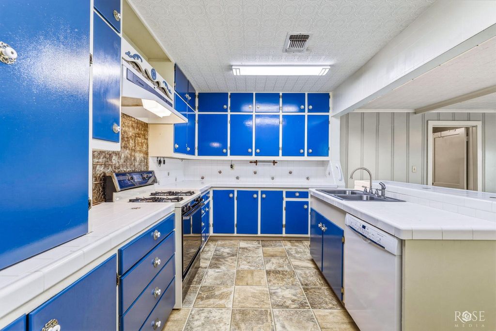 Image 12 of property listing at 2104 W Avenue J, San Angelo, TX 76901