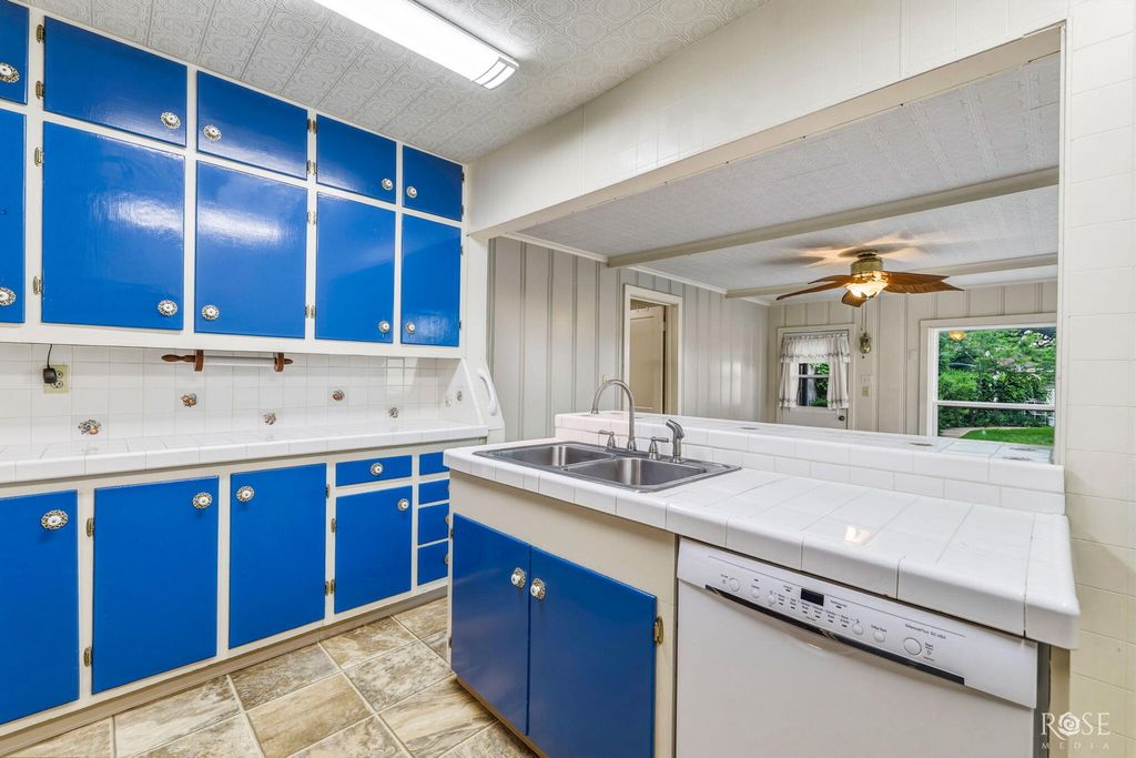 Image 13 of property listing at 2104 W Avenue J, San Angelo, TX 76901