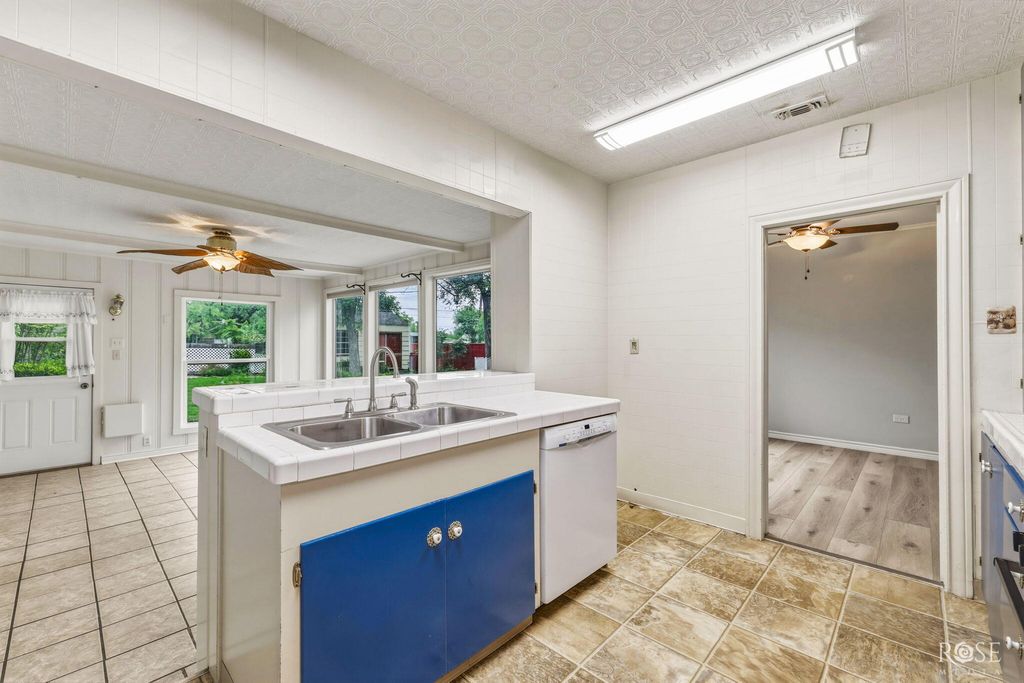 Image 15 of property listing at 2104 W Avenue J, San Angelo, TX 76901