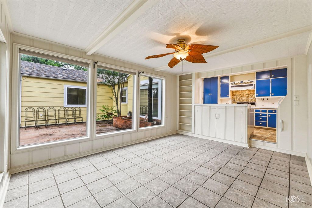 Image 17 of property listing at 2104 W Avenue J, San Angelo, TX 76901