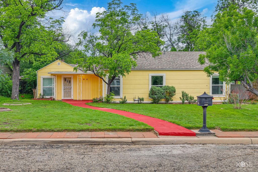 Image 2 of property listing at 2104 W Avenue J, San Angelo, TX 76901