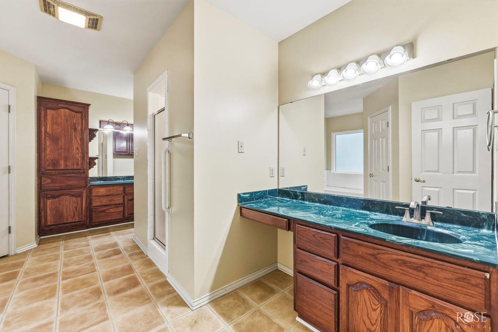 Image 20 of property listing at 2104 W Avenue J, San Angelo, TX 76901