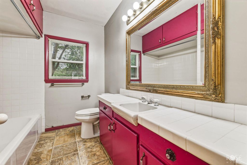 Image 27 of property listing at 2104 W Avenue J, San Angelo, TX 76901