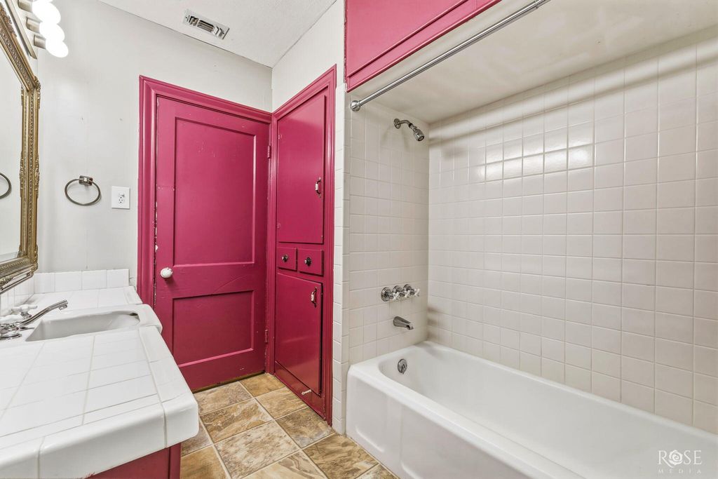 Image 28 of property listing at 2104 W Avenue J, San Angelo, TX 76901