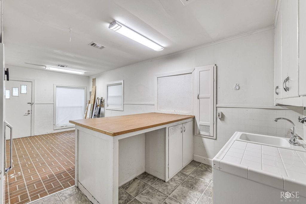 Image 29 of property listing at 2104 W Avenue J, San Angelo, TX 76901