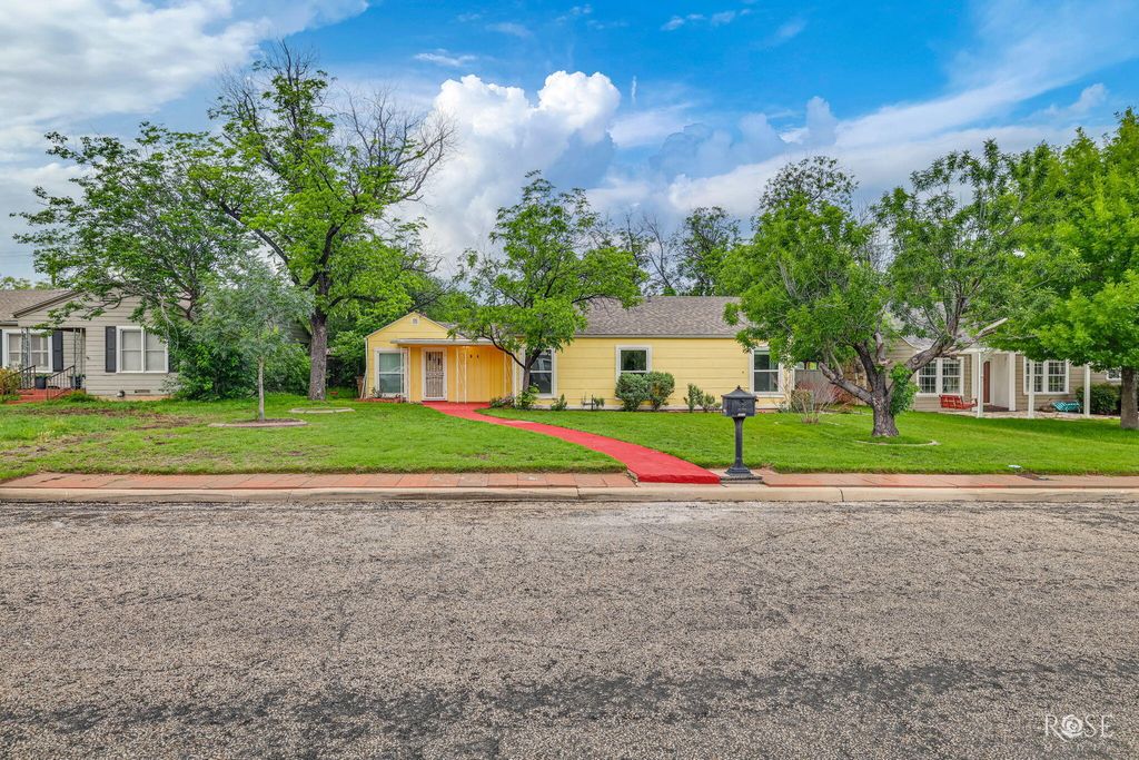 Image 3 of property listing at 2104 W Avenue J, San Angelo, TX 76901
