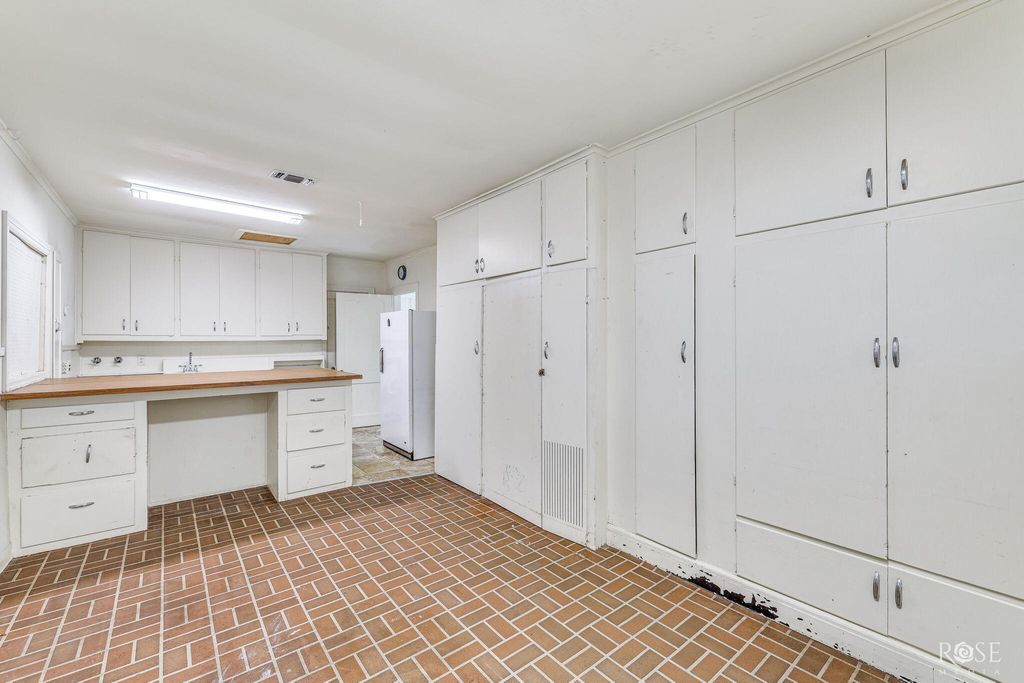 Image 30 of property listing at 2104 W Avenue J, San Angelo, TX 76901