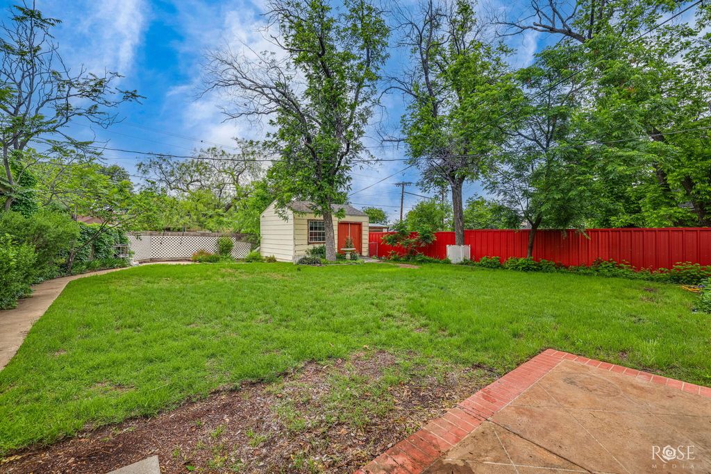Image 32 of property listing at 2104 W Avenue J, San Angelo, TX 76901