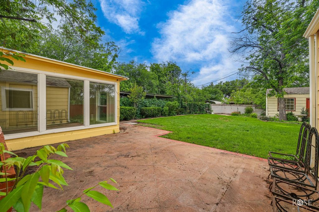 Image 33 of property listing at 2104 W Avenue J, San Angelo, TX 76901