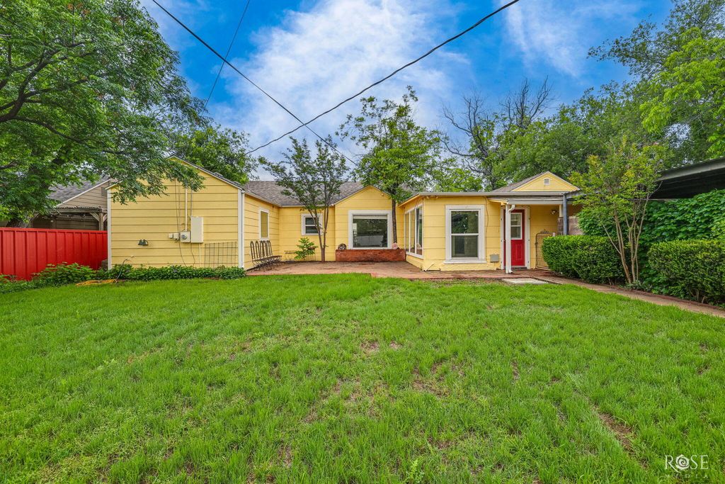 Image 34 of property listing at 2104 W Avenue J, San Angelo, TX 76901