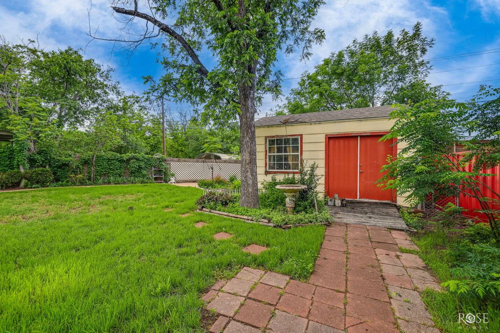 Image 35 of property listing at 2104 W Avenue J, San Angelo, TX 76901