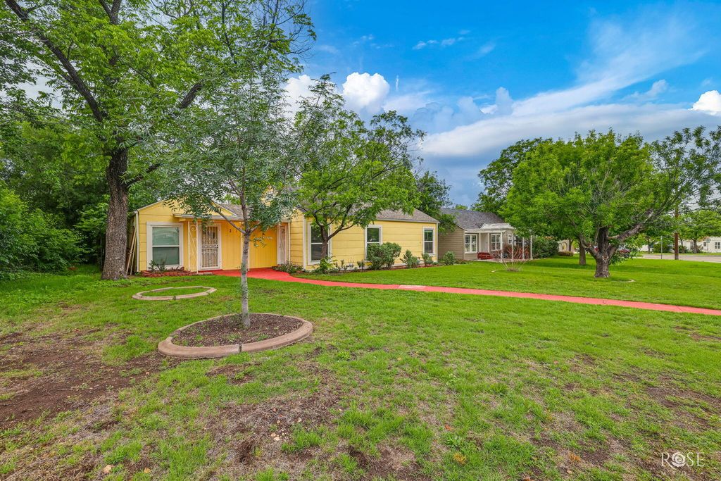 Image 4 of property listing at 2104 W Avenue J, San Angelo, TX 76901