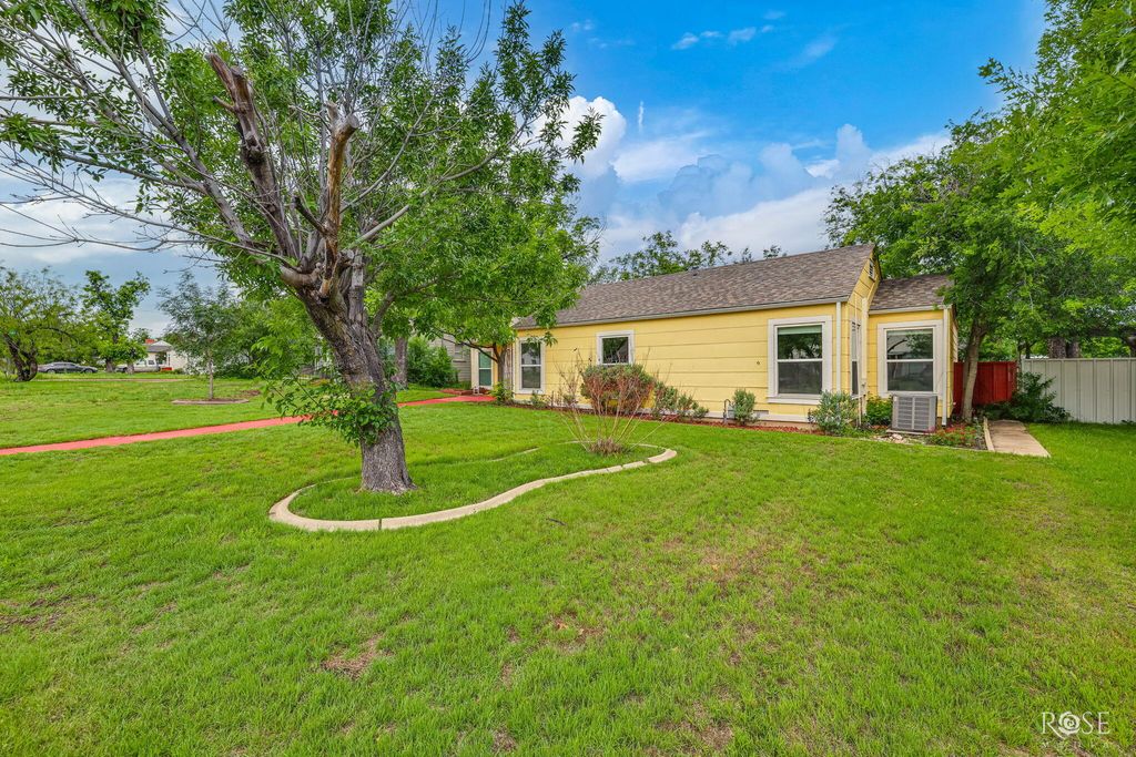 Image 5 of property listing at 2104 W Avenue J, San Angelo, TX 76901