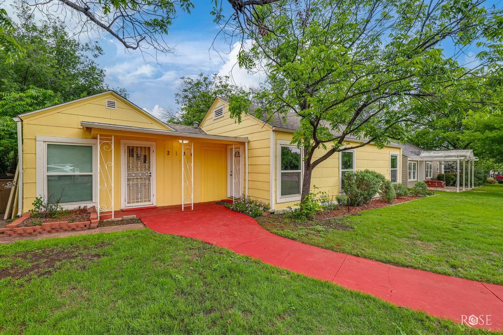 Image 6 of property listing at 2104 W Avenue J, San Angelo, TX 76901