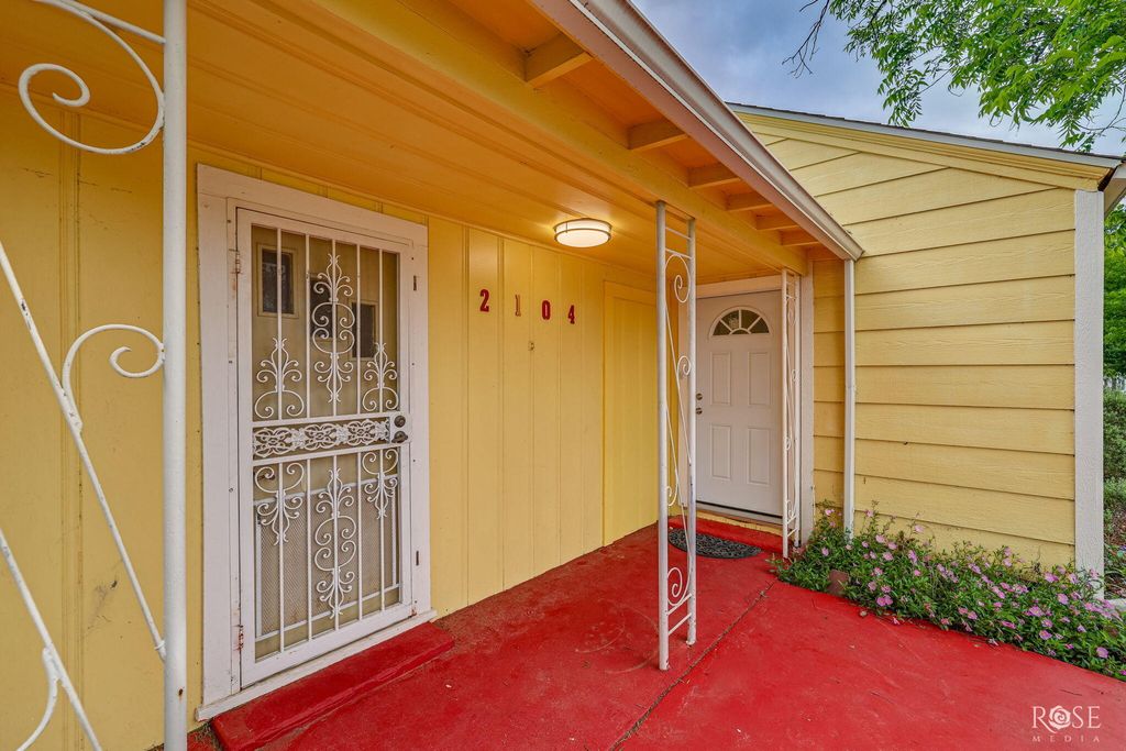 Image 7 of property listing at 2104 W Avenue J, San Angelo, TX 76901