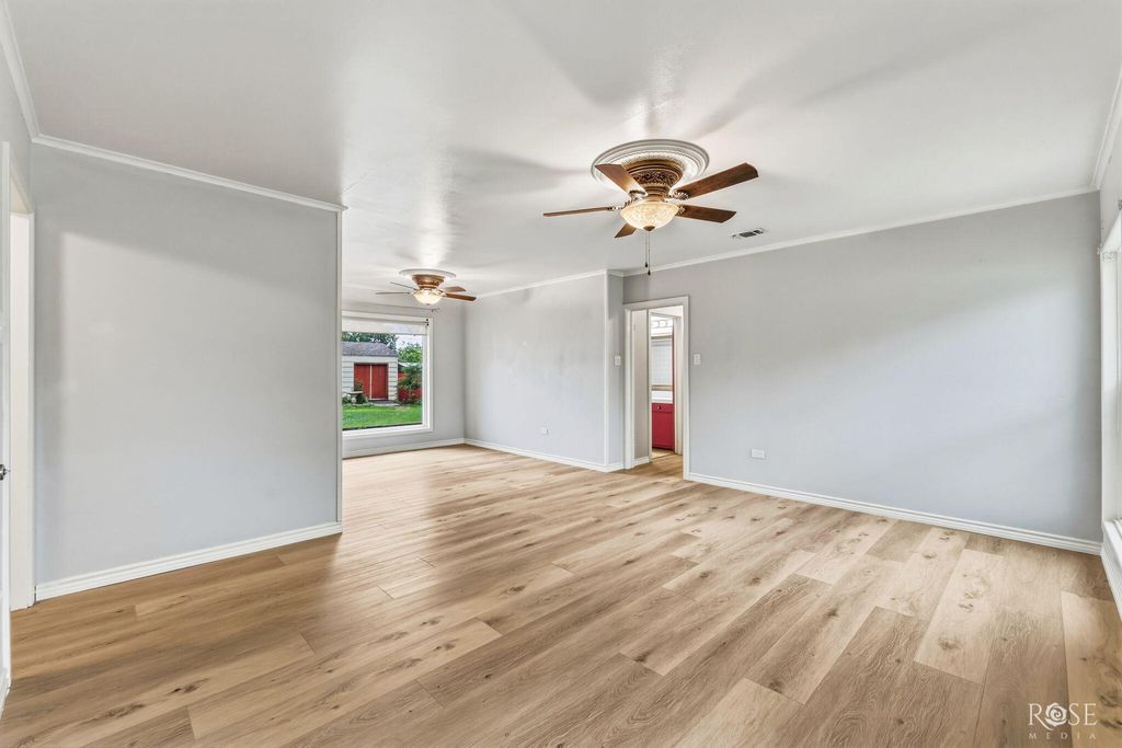 Image 8 of property listing at 2104 W Avenue J, San Angelo, TX 76901