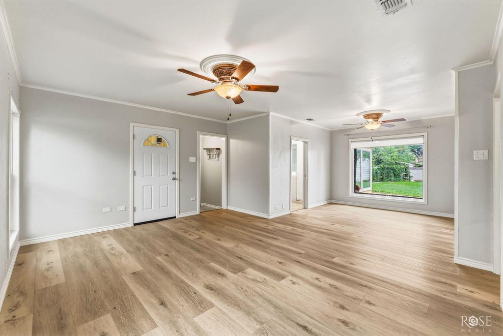 Image 9 of property listing at 2104 W Avenue J, San Angelo, TX 76901