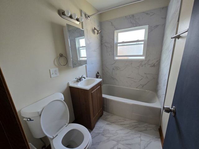 10653 S Mackinaw Avenue, Chicago, IL 60617
