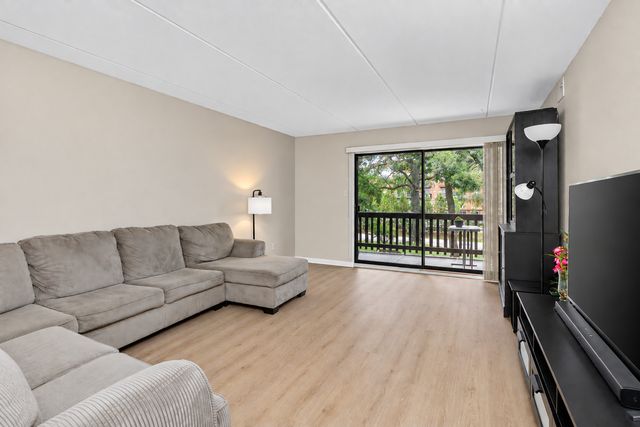 8020 Woodglen Lane 202, Downers Grove, IL 60516