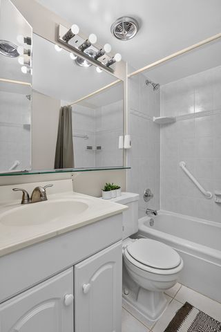 8020 Woodglen Lane 202, Downers Grove, IL 60516