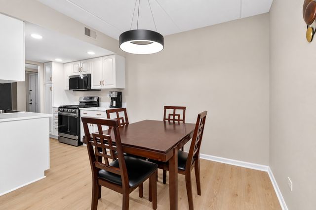 8020 Woodglen Lane 202, Downers Grove, IL 60516