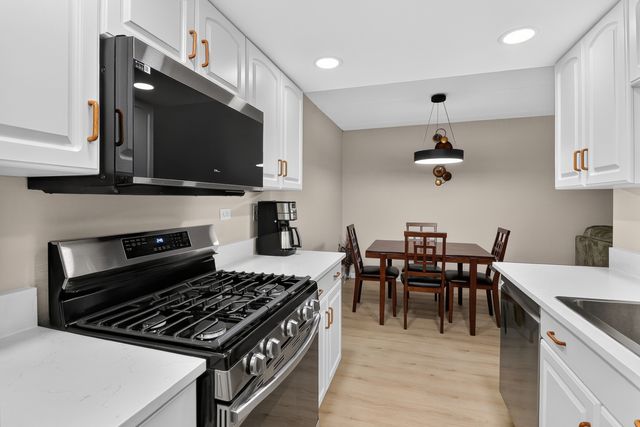 8020 Woodglen Lane 202, Downers Grove, IL 60516