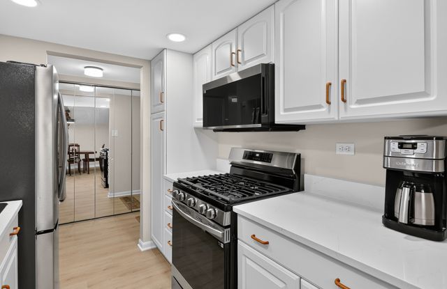 8020 Woodglen Lane 202, Downers Grove, IL 60516