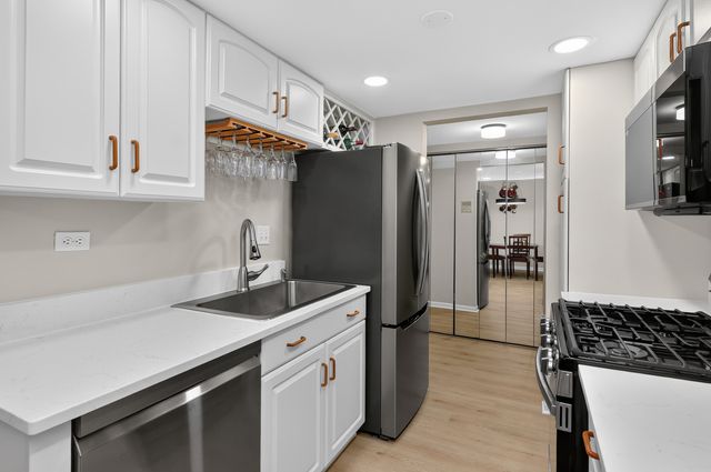 8020 Woodglen Lane 202, Downers Grove, IL 60516
