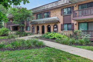 8020 Woodglen Lane 202, Downers Grove, IL 60516