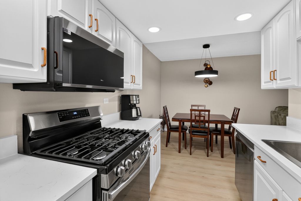 8020 Woodglen Lane 202, Downers Grove, IL 60516 — photo 5