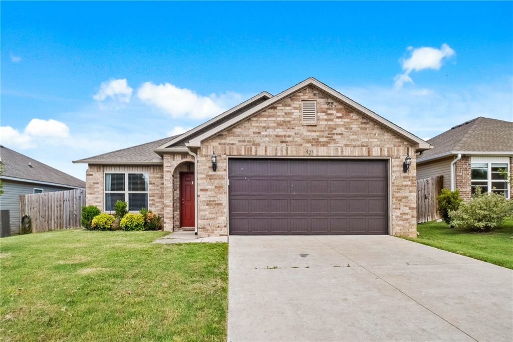 927 E Swift Drive, Fayetteville, AR 72701