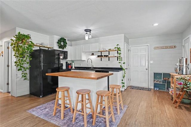 1748 E 800th Road, Lawrence, KS 66049