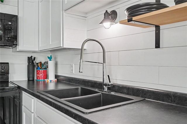 1748 E 800th Road, Lawrence, KS 66049
