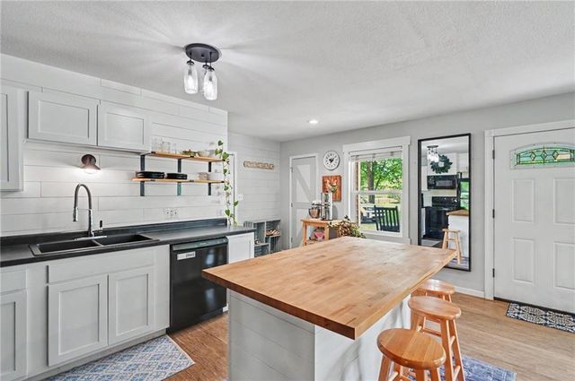 1748 E 800th Road, Lawrence, KS 66049